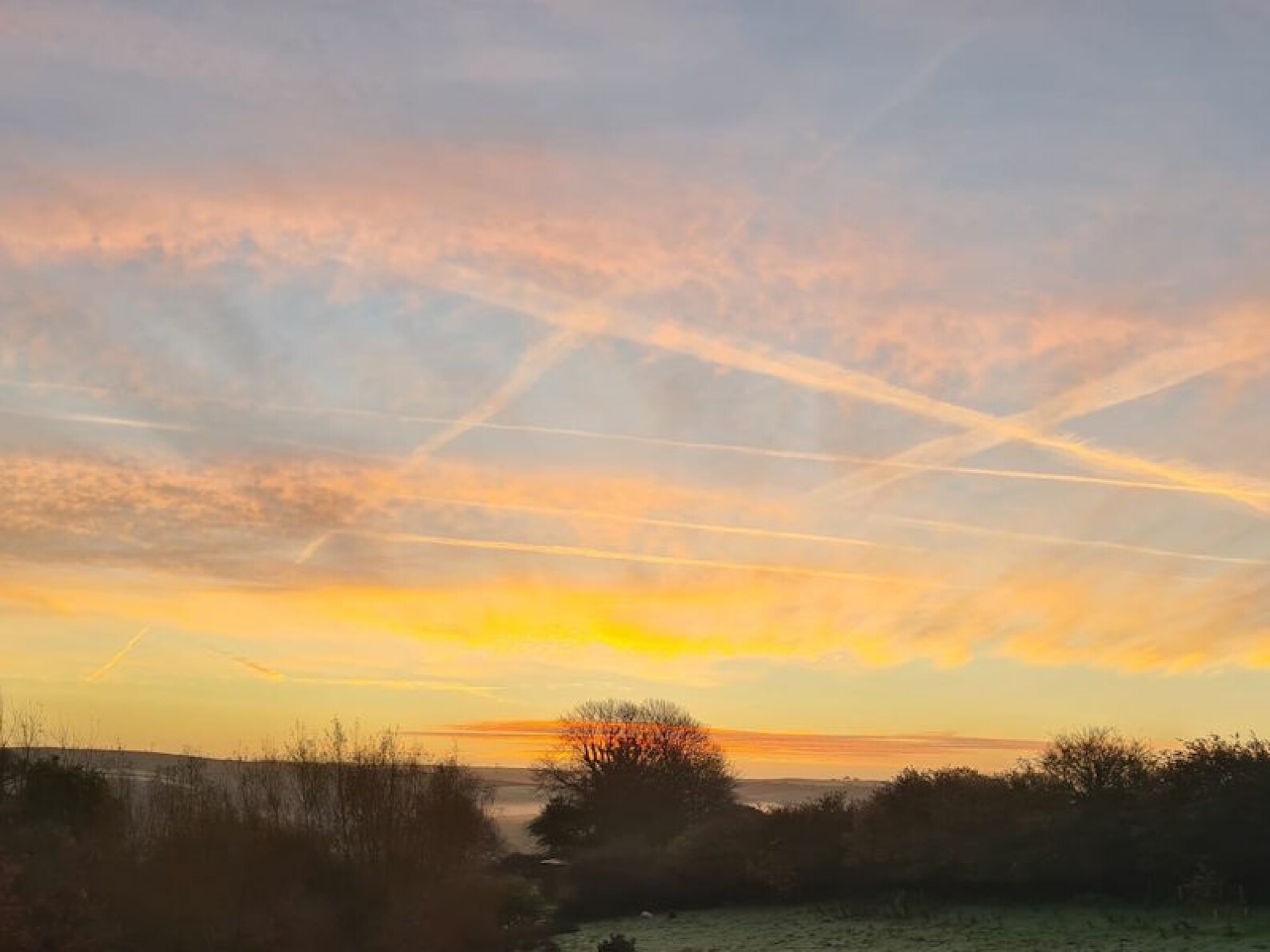 SunriseAndContrails800x600